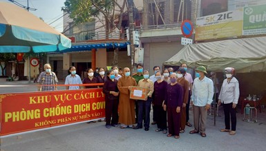 Đại đức Thích Minh Hạnh trao quà