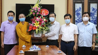 Ông Ngô Đông Hải, Ủy viên Trung ương Đảng, Bí thư Tỉnh ủy tặng hoa chúc mừng Phật đản - Ảnh: Thu Thủy