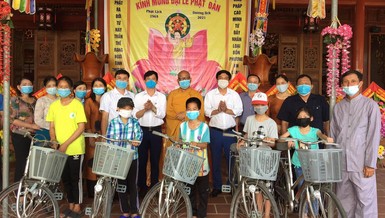 Đại đức Thích Nguyên Quang trao xe đạp cho học sinh nghèo hiếu học trên địa bàn xã Quỳnh Thuận