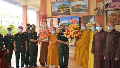 Lãnh đạo Bộ Chỉ huy Quân sự tỉnh Bà Rịa- Vũng Tàu tặng hoa, quà nhân Đại lễ Phật đản