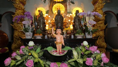 Tôn tượng Đức Phật đản sinh tại chùa Chánh Thiên