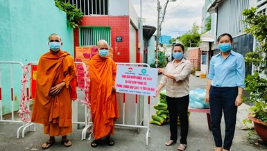Chư Tăng tại tịnh xá Ngọc Minh trao 50 phần quà đến các hộ dân khó khăn trong khu vực phong tỏa
