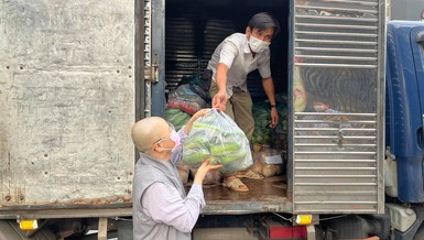 Chùa Long Phước tiếp nhận nông sản của người dân huyện Ba Tri 