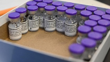 Lọ vắc-xin Pfizer/BioNTech tại một điểm tiêm chủng ở Pháp - Ảnh: AFP