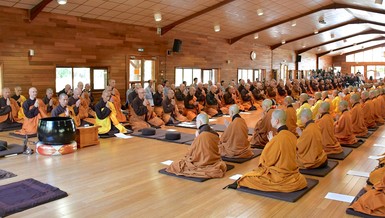 Tăng thân Làng Mai tại Pháp trong buổi lễ cầu nguyện trực tuyến