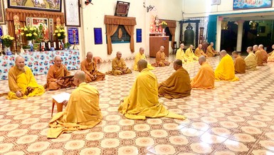 Chư Tăng nội tự chùa Pháp Vân tác pháp trong lễ Tự tứ 