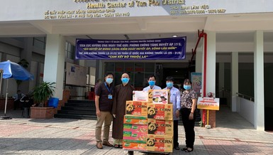 Đại đức Thích Chỉnh Độ, trụ trì chùa Pháp Vân tặng quà đến Bệnh viện quận Tân Phú