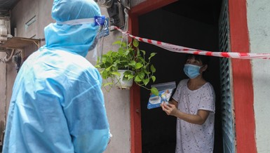 Nhân viên y tế phường 3, quận 8 đến thăm khám, tặng thuốc cho người mắc Covid-19 đang điều trị tại nhà, ngày 29-8 - Ảnh: Quỳnh Trần