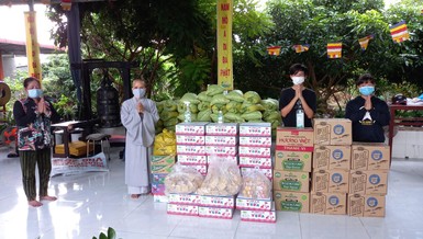 Những phần quà được chùa Quan Âm chia sẻ với bà con nghèo