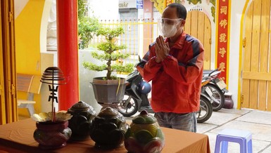 Người thân gia đình gửi tro cốt thờ tạm tại chùa Long Hoa