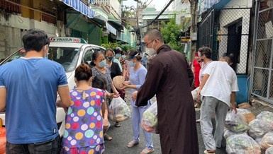 Đại đức Thích Đồng Hạnh đại diện chùa Hưng Phước trực tiếp tặng các phần quà đến người dân
