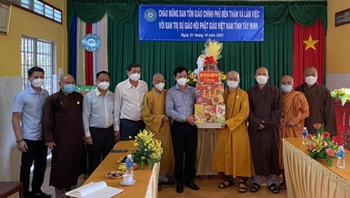 Đoàn công tác Ban Tôn giáo Chính phủ tặng quà đến Ban Trị sự Phật giáo tỉnh Tây Ninh nhân chuyến viếng thăm và làm việc