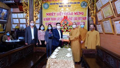 Đoàn lãnh đạo tỉnh Lạng Sơn tặng hoa, quà chúc mừng Kỷ niệm 40 năm thành lập GHPGVN và 15 năm thành lập Phật giáo tỉnh Lạng Sơn