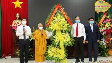 Ông Nguyễn Quốc Tuấn, Phó Chủ tịch Hội đồng Nhân dân tỉnh Thừa Thiên Huế cùng các ban ngành tặng hoa chúc mừng