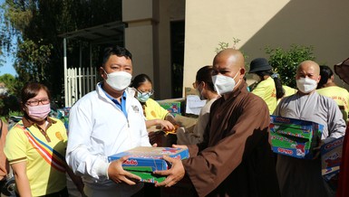 Phật giáo TP.Đà Lạt tặng quà đến các hộ khó khăn 