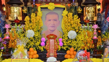 Di ảnh, long vị cố Hòa thượng Thích Từ Hạnh tại chánh điện chùa Hòa Khánh