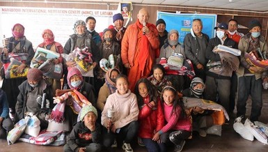 Thầy Sanghasena cùng người dân ở Ladakh
