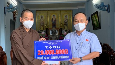 Ông Lê Thanh Phong, Chủ tịch UBND phường 5, TP.Vũng Tàu nhận số tiền hỗ trợ từ chùa Liên Trì