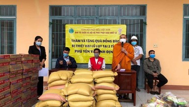 Ban Từ thiện xã hội Hệ phái Phật giáo Khất sĩ tặng quà cho bà con bị thiệt hại sau lũ lụt