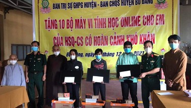 Trao tặng 10 bộ máy tính đến con em các bộ chiến sĩ có hoàn cảnh khó khăn