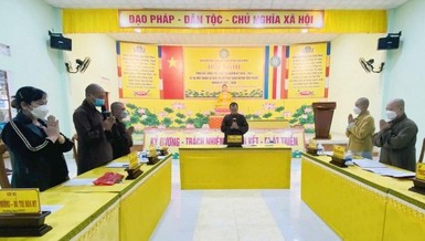 Chư Tăng, Ni, Phật tử niệm Phật cầu gia hộ trước khi tiến hành phiên họp