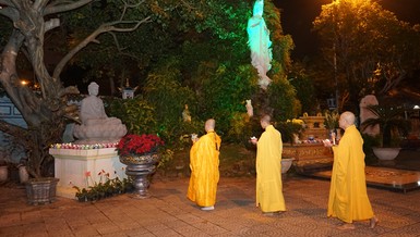 Chùa Bà Đa thắp nến mừng Kỷ niệm ngày Phật thành đạo