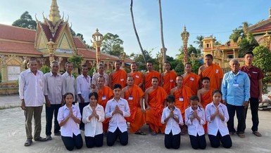 Ban Tổ chức chụp hình lưu niệm cùng các thí sinh tại chùa 