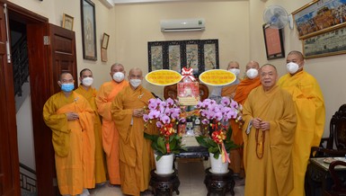 Đảnh lễ khánh tuế và chụp hình lưu niệm với Hòa thượng Thích Thiện Pháp tại chùa Phước Thành