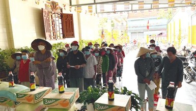 Chùa Phước Hòa trao 300 phần quà đến các hoàn cảnh khó khăn tại Gò Công Đông