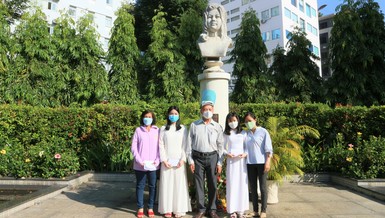 Lễ trao học bổng được tổ chức ngay tại khuôn viên Tượng đài liệt nữ Quách Thị Trang