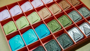 Vật hộ mệnh được làm từ chất thải nhựa tái chế - Ảnh: Reuters