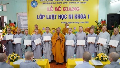 Chư Ni nhận chứng chỉ hoàn thành Lớp Luật học Ni khóa I