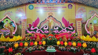 Lễ đài Kính mừng Đại lễ Phật đản Phật lịch 2566 tại chùa Hương Sơn