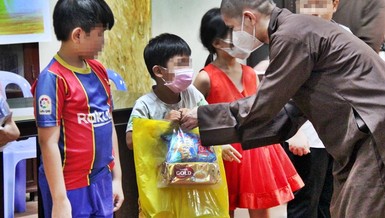 Chư Tăng chùa Từ Đàm trao quà đến các em