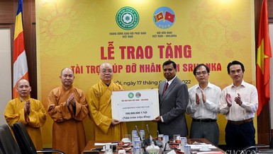 Hòa thượng Thích Thanh Nhiễu trao bảng tượng trưng số tiền 500 triệu đồng của GHPGVN đến Đại sứ Sri Lanka tại Việt Nam Prasanna Gamaget