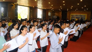 Học sinh lớp 12 tụng kinh, cầu nguyện cho kỳ thi sắp tới