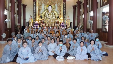 Phái đoàn cúng dường chụp ảnh lưu niệm tại trường hạ chùa Từ Hạnh (quận Bình Tân, TP.HCM)