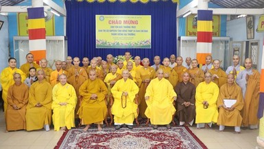 Chư tôn đức Ban Trị sự GHPGVN tỉnh Đồng Tháp chụp ảnh lưu niệm tại hạ trường chùa Phước Hưng