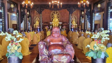 Quang cảnh lễ bố-tát tại trường hạ chùa Hải Quang