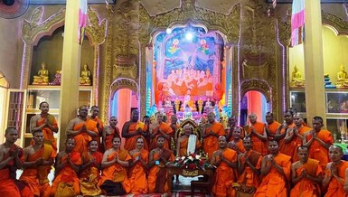 Chư Tăng chụp ảnh lưu niệm cùng Hòa thượng Thạch Sen