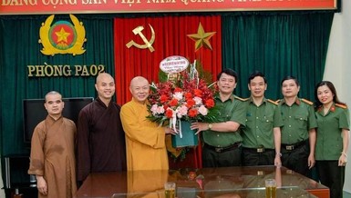 Thượng tọa Thích Tâm Định tặng hoa chúc mừng nhân Ngày Truyền thống Lực lượng An ninh nhân dân
