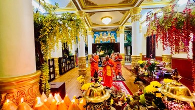 Chư Tăng chùa PituKhôsa RăngSay đảnh lễ Tam bảo