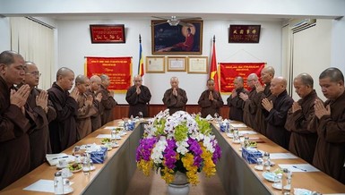 Chư tôn đức niệm Phật cầu gia hộ trước khi tiến hành phiên họp