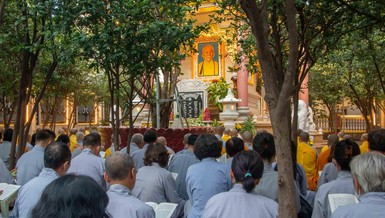 Tăng Ni, Phật tử bên bảo tháp Phù Thi