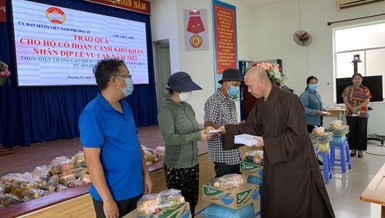 Các tự viện ở quận Bình Thạnh trao quà từ thiện nhân mùa Vu lan - Báo hiếu