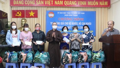 Đại đức Thích Nhuận Từ trao quà đến đại diện các hộ gia đình