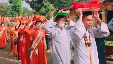 Phật tử nhiễu y cúng dường