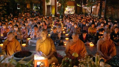 Chư Tăng, Phật tử tịnh xá Lộc Uyển thắp hoa đăng mặc niệm