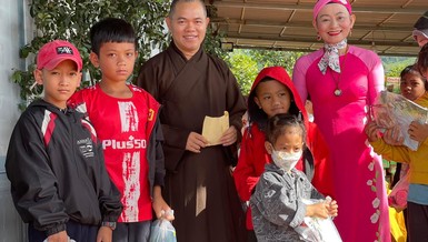 Chùa Hòa Khánh trao quà đến các em học sinh có hoàn cảnh khó khăn