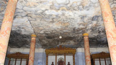 Bích họa “Cửu long ẩn vân” trên trần chánh điện Quốc tự Diệu Đế